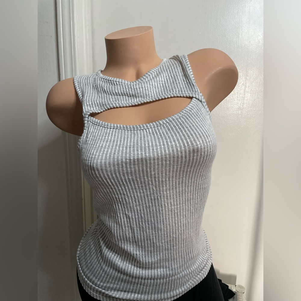 Caution to the Wind Grey/white top size small - Picture 6 of 7